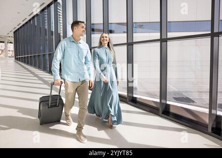 Heureux couple caucasien attrayant allant pour les vacances Banque D'Images