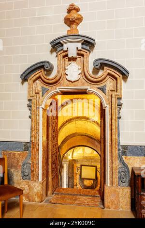 Porte d'entrée décorée de style baroque menant à la nef principale de l'église de San Francisco. Guadalajara, Espagne Banque D'Images