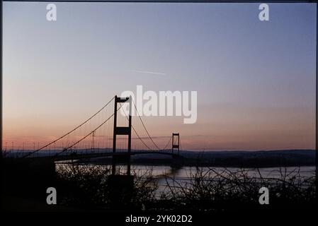 Pont Severn, M48, Aust, South Gloucestershire, 1978. Une vue depuis le sud-est du pont Severn au coucher du soleil. Banque D'Images