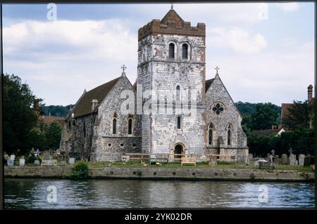 Église All Saints, Bisham, Windsor et Maidenhead, 1990. Vue de l'église de tous les Saints à Bisham depuis le nord-ouest, avec la Tamise au premier plan. Banque D'Images