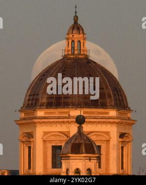 Rome, Italie. 15 novembre 2024. Une super lune est vue au Campidoglio à Rome, Italie, 15 novembre 2024. Crédit : Alberto Lingria/Xinhua/Alamy Live News Banque D'Images