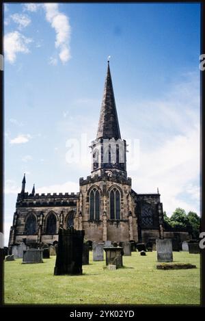 Église All Saints, Bakewell, Derbyshire Dales, Derbyshire, 1991. Église de la Toussaint vue de l'est avec des pierres tombales au premier plan. Banque D'Images