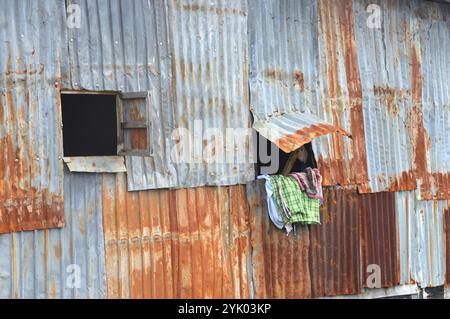 Vieux Mur de zinc au reste de la maison en feu Banque D'Images