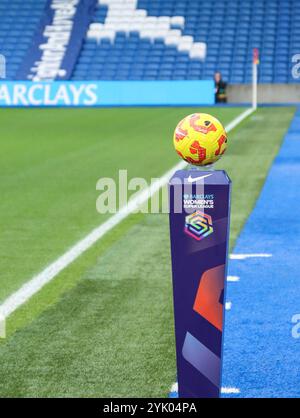 Brighton, Royaume-Uni. 16 novembre 2024. Match ball avant le match de Super League féminine Barclays entre Brighton et Hove Albion et West Ham United au stade American Express de Brighton, Angleterre, samedi 16 novembre 2024. (Claire Jeffrey/SPP) crédit : photo de presse SPP Sport. /Alamy Live News Banque D'Images