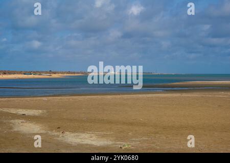 La plage de Dhanushkodi, située près d'Arichal Munai, est connue pour son sable immaculé et ses eaux claires. Dhanushkodi est une ville abandonnée au sud-est Banque D'Images