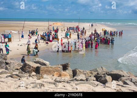 Dhanushkodi, Tamil Nadu, Inde - 10 octobre 2024 : les touristes affluent sur la plage de l'Arichal Munai près de Dhanushkodi, qui est la pointe sud de Rameswa Banque D'Images