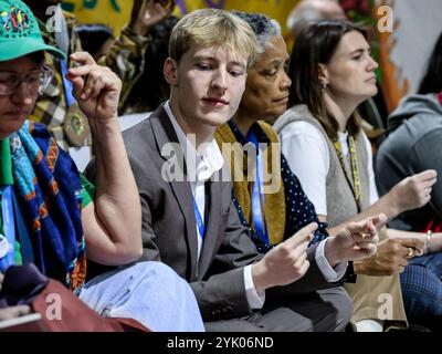 Bakou, Azerbaïdjan, le 16 novembre 2024. Des centaines de militants climatiques protestent pour influencer les décisions sur le financement du Sud mondial devant les salles plénières de la zone bleue lors de la COP29 de la Conférence des Nations Unies sur les changements climatiques, un événement organisé par la CCNUCC au stade olympique de Bakou. La COP29, qui se déroule du 11 au 22 novembre, se concentre sur le financement climatique. Ce fut la plus grande protestation de la COP29, appelée la Journée d’action. Cette journée d’action était petite, comparée aux CdP précédentes. À Bakou, les activistes n'ont pas reçu l'autorisation de chanter ou de marcher sur les lieux, ils ne pouvaient que rester en silence. Crédit : Dominika Zarzy Banque D'Images