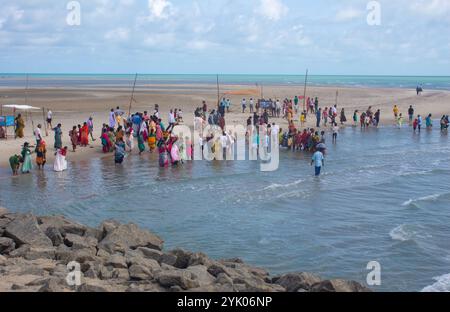 Dhanushkodi, Tamil Nadu, Inde - 10 octobre 2024 : les touristes affluent sur la plage de l'Arichal Munai près de Dhanushkodi, qui est la pointe sud de Rameswa Banque D'Images