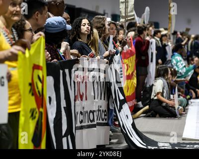 Bakou, Azerbaïdjan, le 16 novembre 2024. Des centaines de militants climatiques protestent pour influencer les décisions sur le financement du Sud mondial devant les salles plénières de la zone bleue lors de la COP29 de la Conférence des Nations Unies sur les changements climatiques, un événement organisé par la CCNUCC au stade olympique de Bakou. La COP29, qui se déroule du 11 au 22 novembre, se concentre sur le financement climatique. Ce fut la plus grande protestation de la COP29, appelée la Journée d’action. Cette journée d’action était petite, comparée aux CdP précédentes. À Bakou, les activistes n'ont pas reçu l'autorisation de chanter ou de marcher sur les lieux, ils ne pouvaient que rester en silence. Crédit : Dominika Zarzy Banque D'Images