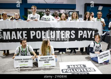 Bakou, Azerbaïdjan, le 16 novembre 2024. Des centaines de militants climatiques protestent pour influencer les décisions sur le financement du Sud mondial devant les salles plénières de la zone bleue lors de la COP29 de la Conférence des Nations Unies sur les changements climatiques, un événement organisé par la CCNUCC au stade olympique de Bakou. La COP29, qui se déroule du 11 au 22 novembre, se concentre sur le financement climatique. Ce fut la plus grande protestation de la COP29, appelée la Journée d’action. Cette journée d’action était petite, comparée aux CdP précédentes. À Bakou, les activistes n'ont pas reçu l'autorisation de chanter ou de marcher sur les lieux, ils ne pouvaient que rester en silence. Crédit : Dominika Zarzy Banque D'Images