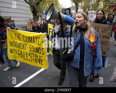 Manifestants lors de la marche de la Coalition pour la justice climatique mondiale dans le centre de Londres. Plus de 60 organisations, dont Greenpeace, Amnesty International et la Palestine Solidarity Campaign, se sont réunies pour « exiger que le gouvernement britannique cesse de dépendre des combustibles fossiles, paie pour le financement du climat et mette fin à sa complicité dans l'escalade de la violence génocidaire en Israël ». Date de la photo : samedi 16 novembre 2024. Banque D'Images