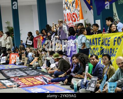 Bakou, Azerbaïdjan, le 16 novembre 2024. Des centaines de militants climatiques protestent pour influencer les décisions sur le financement du Sud mondial devant les salles plénières de la zone bleue lors de la COP29 de la Conférence des Nations Unies sur les changements climatiques, un événement organisé par la CCNUCC au stade olympique de Bakou. La COP29, qui se déroule du 11 au 22 novembre, se concentre sur le financement climatique. Ce fut la plus grande protestation de la COP29, appelée la Journée d’action. Cette journée d’action était petite, comparée aux CdP précédentes. À Bakou, les activistes n'ont pas reçu l'autorisation de chanter ou de marcher sur les lieux, ils ne pouvaient que rester en silence. Crédit : Dominika Zarzy Banque D'Images