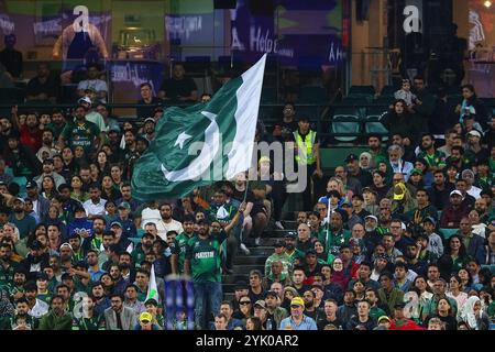 Sydney Cricket Ground, Sydney, Australie. 16 novembre 2024. Deuxième International T20 Cricket, Australie contre Pakistan ; fans du Pakistan appréciant le crédit de cricket : action plus Sports/Alamy Live News Banque D'Images