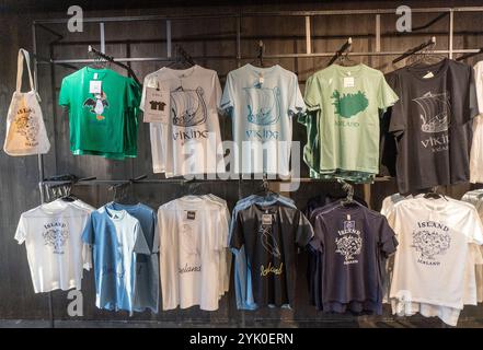 Tee-shirts exposés dans une boutique de souvenirs à Reykjavík, en Islande Banque D'Images