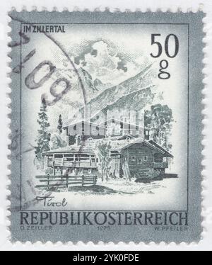 AUTRICHE - 1975-09-16 : timbre-poste gris groschen et vert ardoise de 50 représentant des fermes, Zillertal. La vallée du Ziller est une vallée du Tyrol, en Autriche, qui est drainée par le fleuve Ziller. C'est la vallée la plus large au sud de la vallée de l'Inn et prête son nom aux Alpes du Zillertal, la partie fortement glaciaire des Alpes dans laquelle elle se trouve. Les Alpes de Tux se trouvent à l'ouest, tandis que les pics d'herbe inférieurs des Alpes de Kitzbühel se trouvent à l'est. La vallée du Ziller est l'une des zones de vallée du Tyrol les plus visitées par les touristes. Sa plus grande colonie est Mayrhofen Banque D'Images
