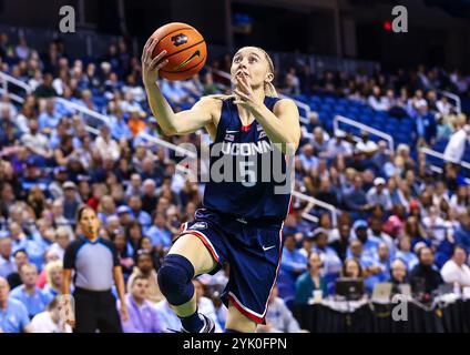 15 novembre 2024 : la garde de l'Université du Connecticut, Paige Bueckers (5 ans), se met en dissimulation. Match de basket NCAA entre l'Université du Connecticut et l'Université de Caroline du Nord au First Horizon Arena, Greensboro NC David Beach/CSM Banque D'Images
