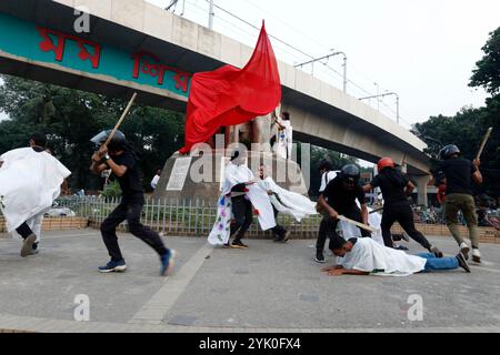 Dhaka, Bangladesh - 16 novembre 2024 : afin de réveiller le souvenir sanglant du soulèvement de masse de juillet parmi la population, les étudiants de l'Université de Dhaka orga Banque D'Images