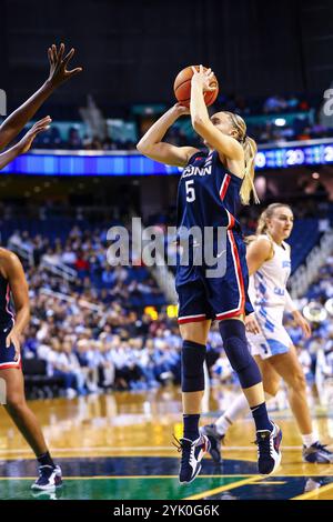 15 novembre 2024 : Paige Bueckers (5 ans), garde de l'Université du Connecticut, avec le tir de saut. Match de basket NCAA entre l'Université du Connecticut et l'Université de Caroline du Nord au First Horizon Arena, Greensboro NC David Beach/CSM Banque D'Images