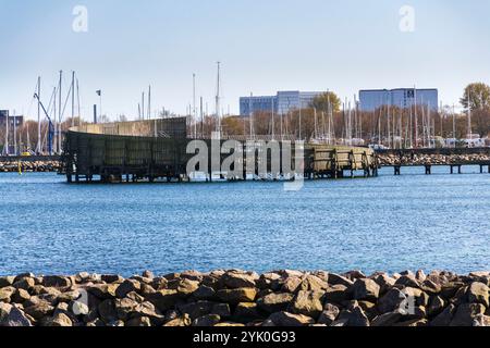 Population locale au bain de mer Kastrup, abri pour la baignade, Snegen, Oresund le 30 avril 2023 à Copenhague, Danemark. Banque D'Images