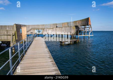 Population locale au bain de mer Kastrup, abri pour la baignade, Snegen, Oresund le 30 avril 2023 à Copenhague, Danemark. Banque D'Images