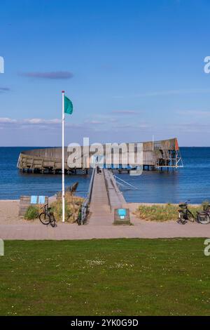 Population locale au bain de mer Kastrup, abri pour la baignade, Snegen, Oresund le 30 avril 2023 à Copenhague, Danemark. Banque D'Images