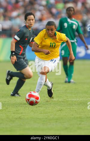 PÉKIN, CHINE - 12 AOÛT : Marta du Brésil (10) pilote le ballon lors d'un match de tournoi de football féminin des Jeux Olympiques de Pékin contre le Nigeria le 12 août 2008 au stade des travailleurs de Pékin, en Chine. Usage éditorial exclusif. (Photographie de Jonathan Paul Larsen / Diadem images) Banque D'Images