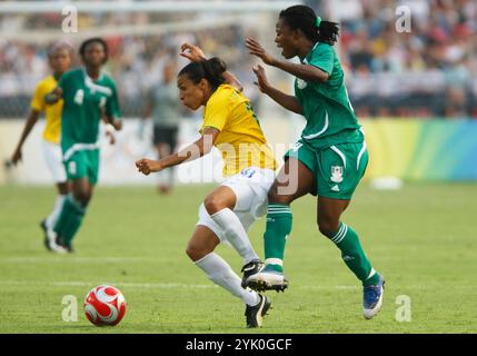 PÉKIN, CHINE - 12 AOÛT : Faith Ikidi, du Nigeria (R), défend le brésilien Marta (l) lors d'un match de tournoi de football féminin des Jeux Olympiques de Pékin le 12 août 2008 au stade des travailleurs de Pékin, en Chine. Usage éditorial exclusif. (Photographie de Jonathan Paul Larsen / Diadem images) Banque D'Images