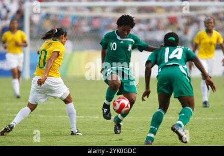 PÉKIN, CHINE - 12 AOÛT : Rita Chikwelu du Nigeria (10) frappe le ballon lors d'un match de tournoi de football féminin des Jeux Olympiques de Pékin contre le Brésil le 12 août 2008 au stade des travailleurs de Pékin, en Chine. Usage éditorial exclusif. (Photographie de Jonathan Paul Larsen / Diadem images) Banque D'Images