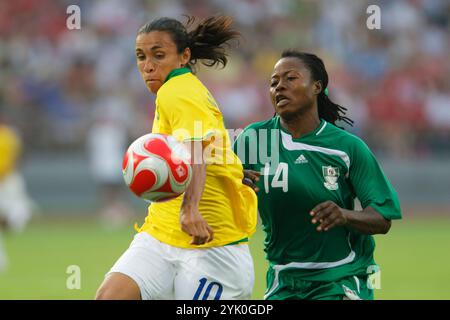 PÉKIN, CHINE - 12 AOÛT : Marta du Brésil (l) descend le ballon contre Faith Ikidi du Nigeria (R) lors d'un match de tournoi de football féminin des Jeux Olympiques de Pékin le 12 août 2008 au stade des travailleurs de Pékin, en Chine. Usage éditorial exclusif. (Photographie de Jonathan Paul Larsen / Diadem images) Banque D'Images