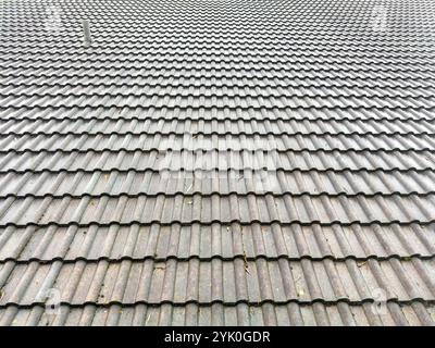 Texture arrière de tuile de toit, tuiles de couleur grise détail de construction de toit de maison, vue rapprochée Banque D'Images