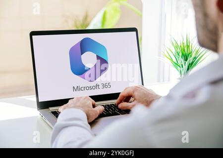 Homme utilisant un ordinateur portable affichant le logo de Microsoft Office 365 sur l'écran. ROSARIO, ARGENTINE - 18 OCTOBRE 2024. Banque D'Images