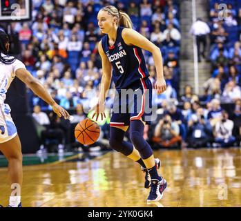 15 novembre 2024 : la garde de l'Université du Connecticut, Paige Bueckers (5 ans) dribble la balle. Match de basket NCAA entre l'Université du Connecticut et l'Université de Caroline du Nord au First Horizon Arena, Greensboro NC David Beach/CSM Banque D'Images
