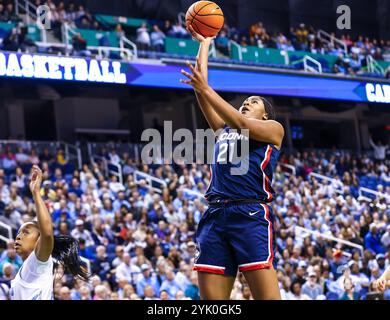15 novembre 2024 : Sarah Strong (21 ans), attaquante de l'Université du Connecticut, prend un coup de feu. Match de basket NCAA entre l'Université du Connecticut et l'Université de Caroline du Nord au First Horizon Arena, Greensboro NC David Beach/CSM Banque D'Images
