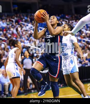 15 novembre 2024 : le gardien de l'Université du Connecticut KK Arnold (2) se met en dissimulation. Match de basket NCAA entre l'Université du Connecticut et l'Université de Caroline du Nord au First Horizon Arena, Greensboro NC David Beach/CSM Banque D'Images