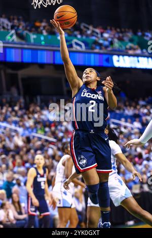 15 novembre 2024 : le gardien de l'Université du Connecticut KK Arnold (2) se met en dissimulation. Match de basket NCAA entre l'Université du Connecticut et l'Université de Caroline du Nord au First Horizon Arena, Greensboro NC David Beach/CSM Banque D'Images