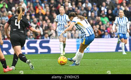 Brighton UK 16 novembre 2024 - Fran Kirby de Brighton marque son troisième but lors du match de football de Barclays Women's Super League entre Brighton & Hove Albion et West Ham United au American Express Stadium , Brighton : Credit Simon Dack /TPI/ Alamy Live News Banque D'Images