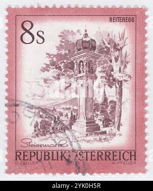 AUTRICHE - 1976-02-2016 25 : timbre-poste rouge terne et brun foncé de 8 shillings représentant une colonne votive à Reiteregg, Styrie. Un pilier votif est la combinaison d'une colonne et d'une image votive. La présence de colonnes soutenant des sculptures votives dans les temples grecs antiques est bien attestée depuis au moins la période archaïque. Le plus ancien exemple connu de colonne corinthienne se trouve dans le temple d'Apollon Epicure à Bassae en Arcadie, vers 450–420 av. J.-C.. Il ne fait pas partie de l'ordre du temple lui-même, qui a une colonnade dorique entourant le temple et un ordre ionique dans l'enceinte cella Banque D'Images