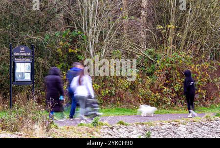 Dundee, Tayside, Écosse, Royaume-Uni. 16 novembre 2024. Météo britannique : le temps très froid de l'automne renforce la splendeur du Dundee Clatto Country Park. Malgré les basses températures, quelques habitants profitent néanmoins d’une promenade le samedi autour de l’étang du parc. Crédit : Dundee Photographics/Alamy Live News Banque D'Images