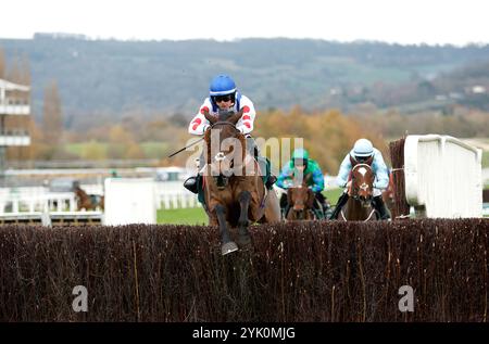 Il Ridoto monté par Freddie Gingell sur leur chemin pour gagner la Paddy Power Gold Cup handicap Chase lors du Paddy Power Day à l'hippodrome de Cheltenham. Date de la photo : samedi 16 novembre 2024. Banque D'Images