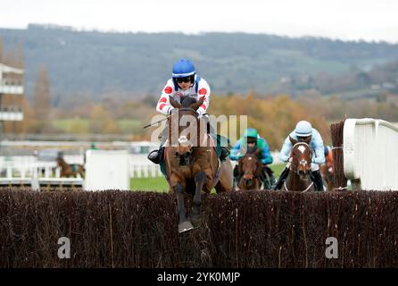 Il Ridoto monté par Freddie Gingell sur leur chemin pour gagner la Paddy Power Gold Cup handicap Chase lors du Paddy Power Day à l'hippodrome de Cheltenham. Date de la photo : samedi 16 novembre 2024. Banque D'Images