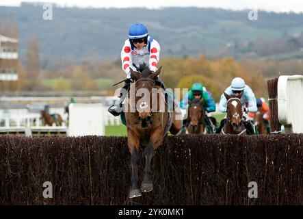 Il Ridoto monté par Freddie Gingell sur leur chemin pour gagner la Paddy Power Gold Cup handicap Chase lors du Paddy Power Day à l'hippodrome de Cheltenham. Date de la photo : samedi 16 novembre 2024. Banque D'Images