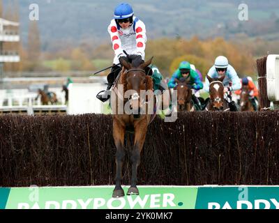 Il Ridoto monté par Freddie Gingell sur leur chemin pour gagner la Paddy Power Gold Cup handicap Chase lors du Paddy Power Day à l'hippodrome de Cheltenham. Date de la photo : samedi 16 novembre 2024. Banque D'Images