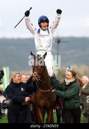 Freddie Gingell après avoir remporté la Paddy Power Gold Cup handicap Chase avec il Ridoto lors du Paddy Power Day à l'hippodrome de Cheltenham. Date de la photo : samedi 16 novembre 2024. Banque D'Images