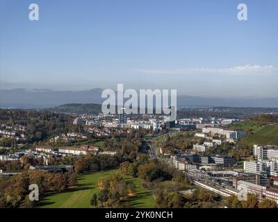 Pragsattel avec gratte-ciel et Porsche Design Tower. Vue sur Stuttgart depuis les airs. Quartier général de la police de Stuttgart sur la droite. Baden-Wï¿½ Banque D'Images
