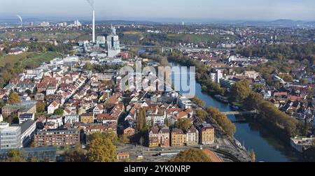 Vue sur Stuttgart depuis les airs. Le Neckar à Bad Cannstatt, avec la centrale de cogénération Stuttgart-Muenster en haut. La zone de Neugereut ci-dessus. Aeri Banque D'Images