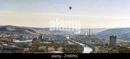 Stuttgart et la vallée du Neckar avec ses vignobles. Au centre de l'image se trouvent le siège de Mercedes-Benz Group AG, le musée Mercedes et le musée Banque D'Images
