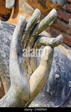 Argumentation geste (mudra) d'une statue de Bouddha à Wat Traphang Ngoen, Parc historique Sukhothai, Sukhothai, Thaïlande, Asie Banque D'Images