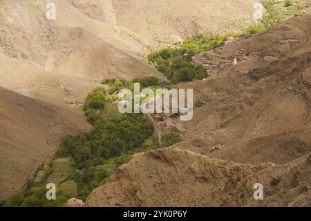 Vallée fluviale avec de petits champs et village avec des maisons de boue berbères, vallée d'ait Bouguemez, Haut Atlas, Maroc, Afrique Banque D'Images