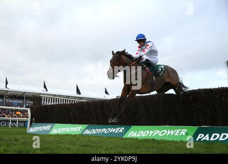 Il Ridoto monté par Freddie Gingell sur leur chemin pour gagner la Paddy Power Gold Cup handicap Chase lors du Paddy Power Day à l'hippodrome de Cheltenham. Date de la photo : samedi 16 novembre 2024. Banque D'Images