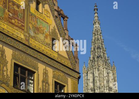 Peinture de façade, le plus grand cycle de fresques du XVIe siècle en Allemagne, Hôtel de ville d'Ulm, côté est, derrière l'Ulm Minster, Ulm, Alb souabe, Bade-Wue Banque D'Images